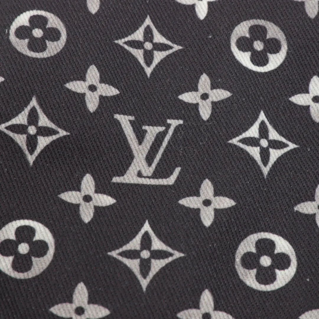 🅿️490 Louis Vuitton/Louis Vuitton all-over printed denim trousers MONOGRAM deconstructs denim workwear design with dynamic sports tailoring. A zip fastens the hood high on the collar, and it features front slant patch pockets and an elasticated hem. Monogram silicone embossed on yoke, pockets and sleeves conveys branding interest. Major celebrities and internet celebrities are vying for the model! It can be called the hottest style of the year! The first order is limited to 500 pieces, a blockbuster item! Sizr:XS-L